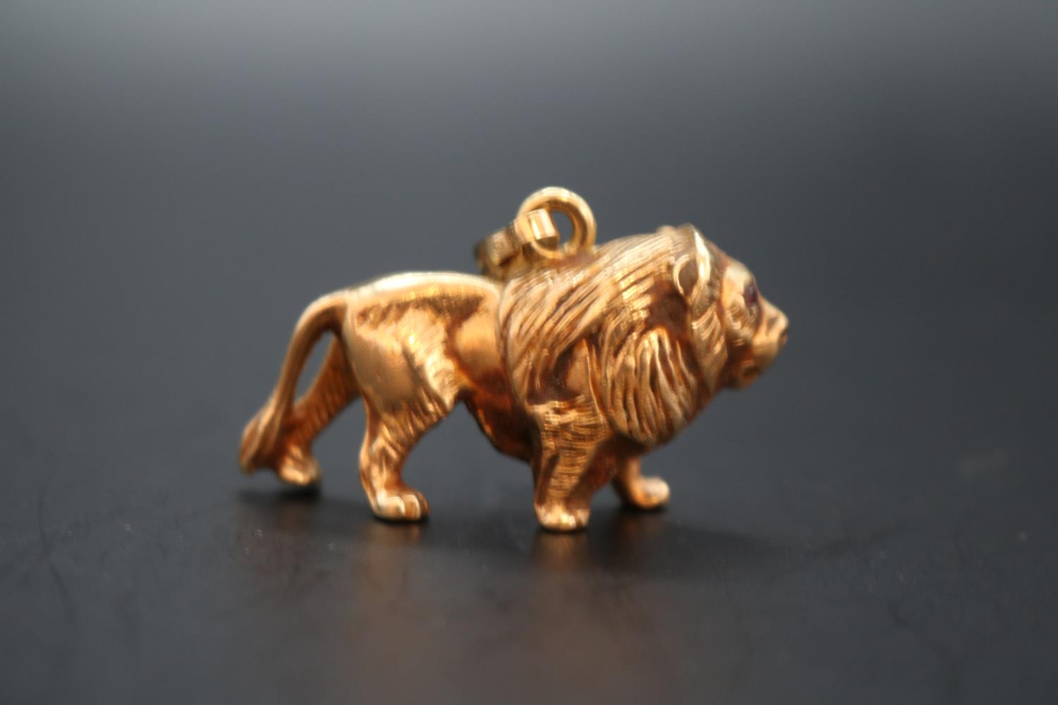 Heavy 9ct Gold Lion Pendant with Rose Cut Ruby eyes and hanging bale. Stamped 375 Hallmark to - Image 3 of 3