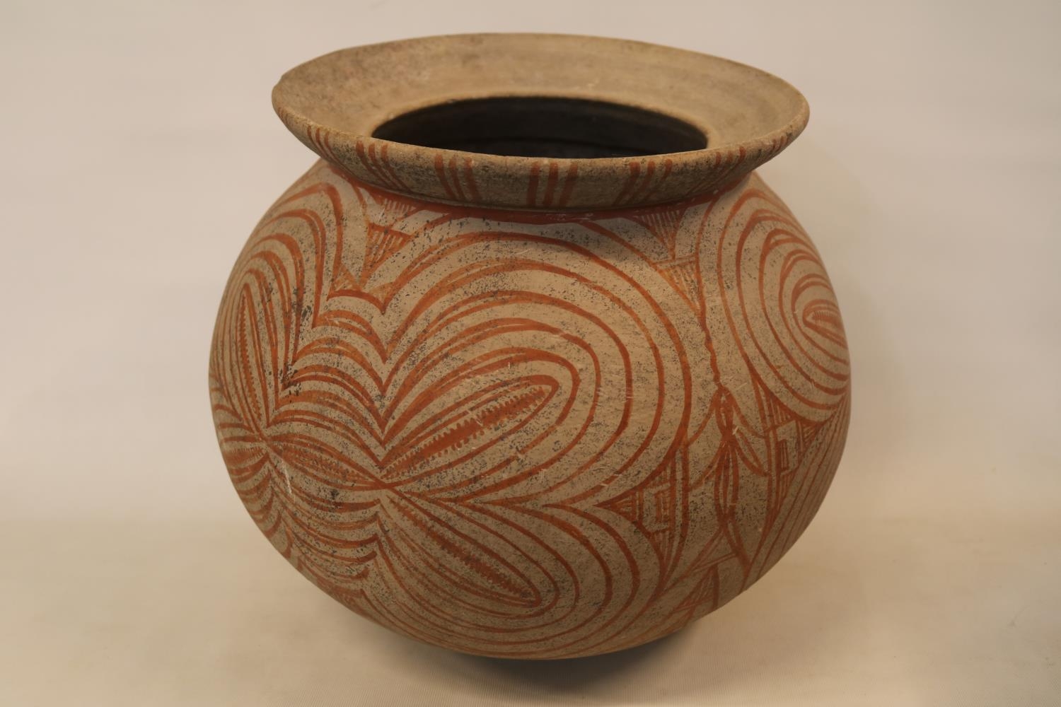 Ban Chiang Thai Ceramic Middle Period 900 - 300 BC. Vase or Bowl of Ovoid form with two tone - Image 2 of 5