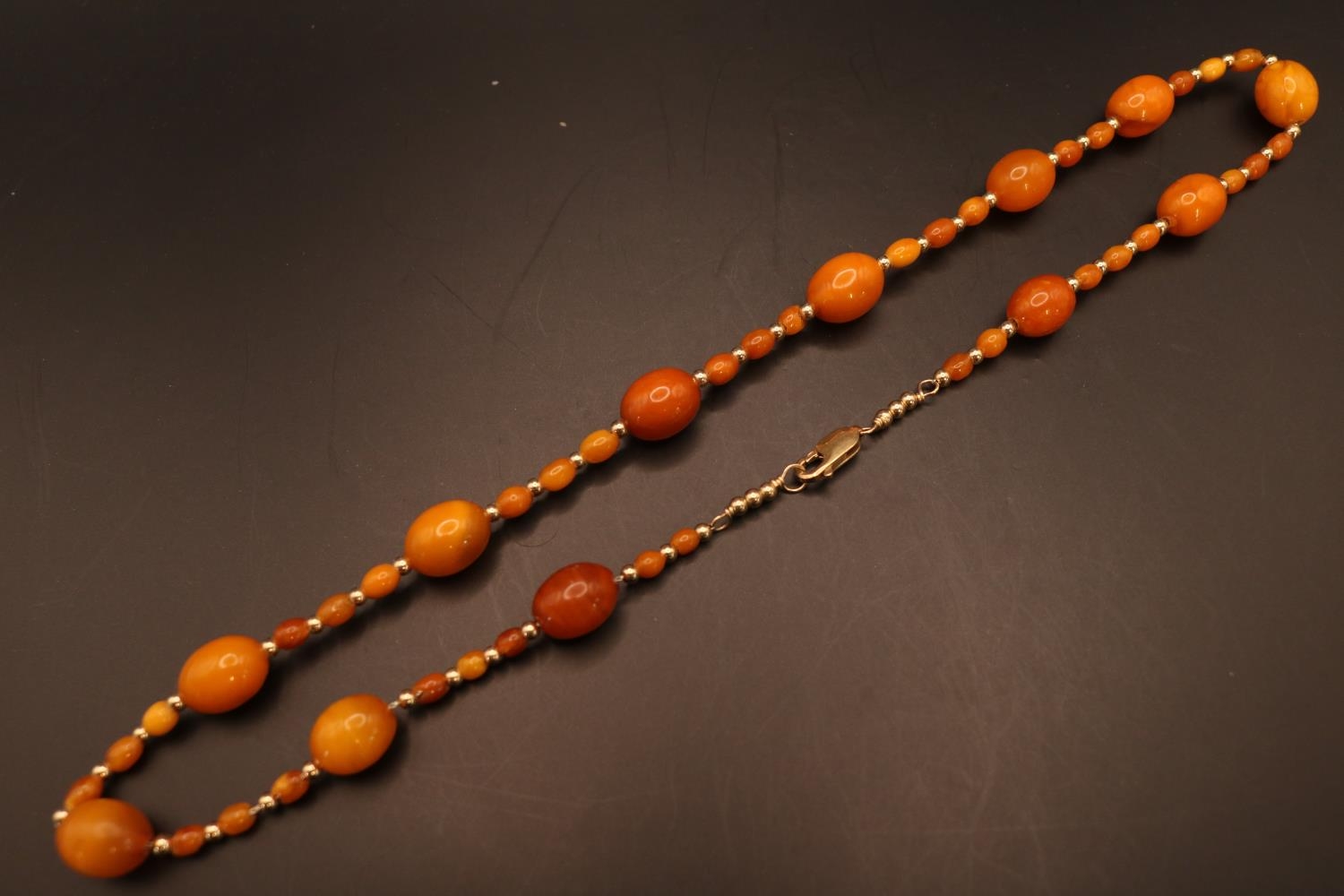 Ladies Amber and 9ct gold beaded necklace. 48 Oval Amber beads 3mm to 8mm with 9ct gold beads - Image 2 of 5