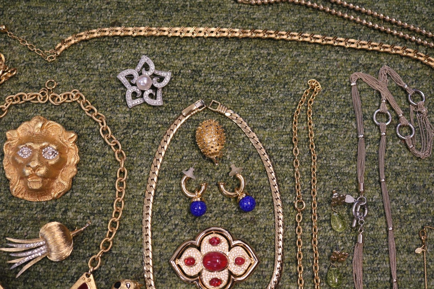 Large collection of Designer Gilt Jewellery to include Monet Necklace, Trifari Necklace, Corocraft - Image 5 of 5