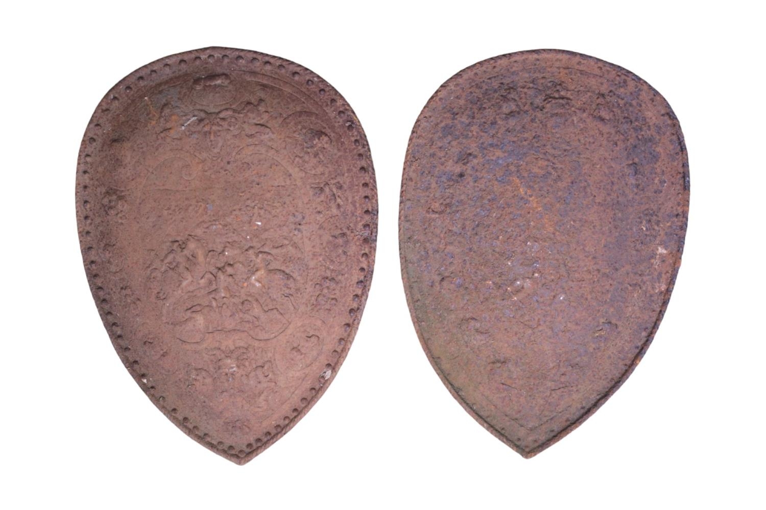 Pair of 19thC Germanic cast Iron shields in the Renaissance manner. The central oval medallion, - Bild 2 aus 5