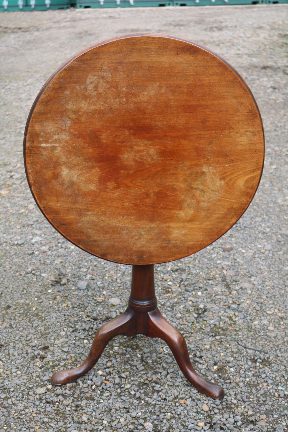 Georgian Mahogany tilt top table with Birdcage pillar support over simple flared stem and tripod - Image 2 of 4