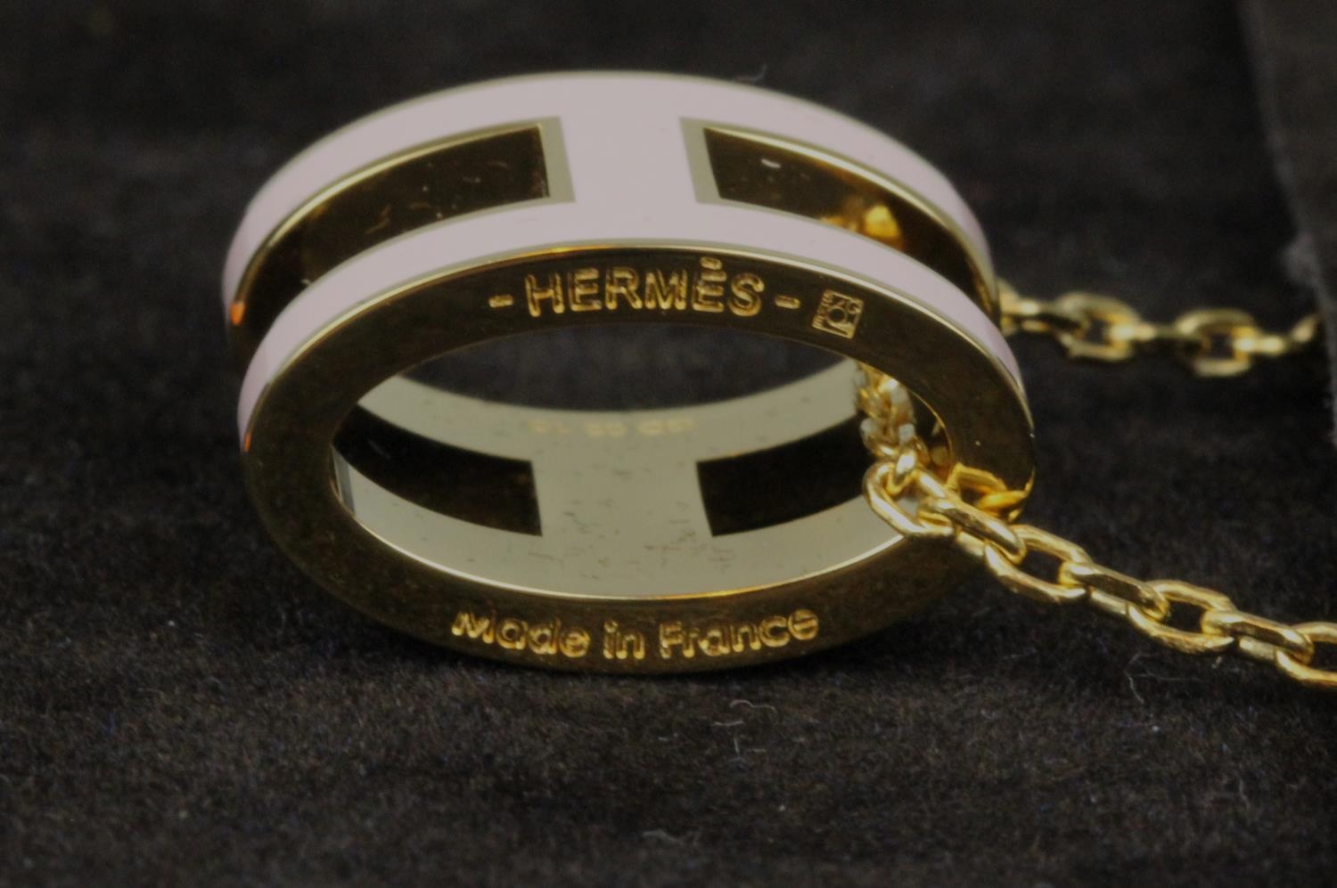 Hermes Pop "H" Necklace Pink. Hermes Pop "H" pendant necklace with pink lacquered enamel H and - Image 4 of 5