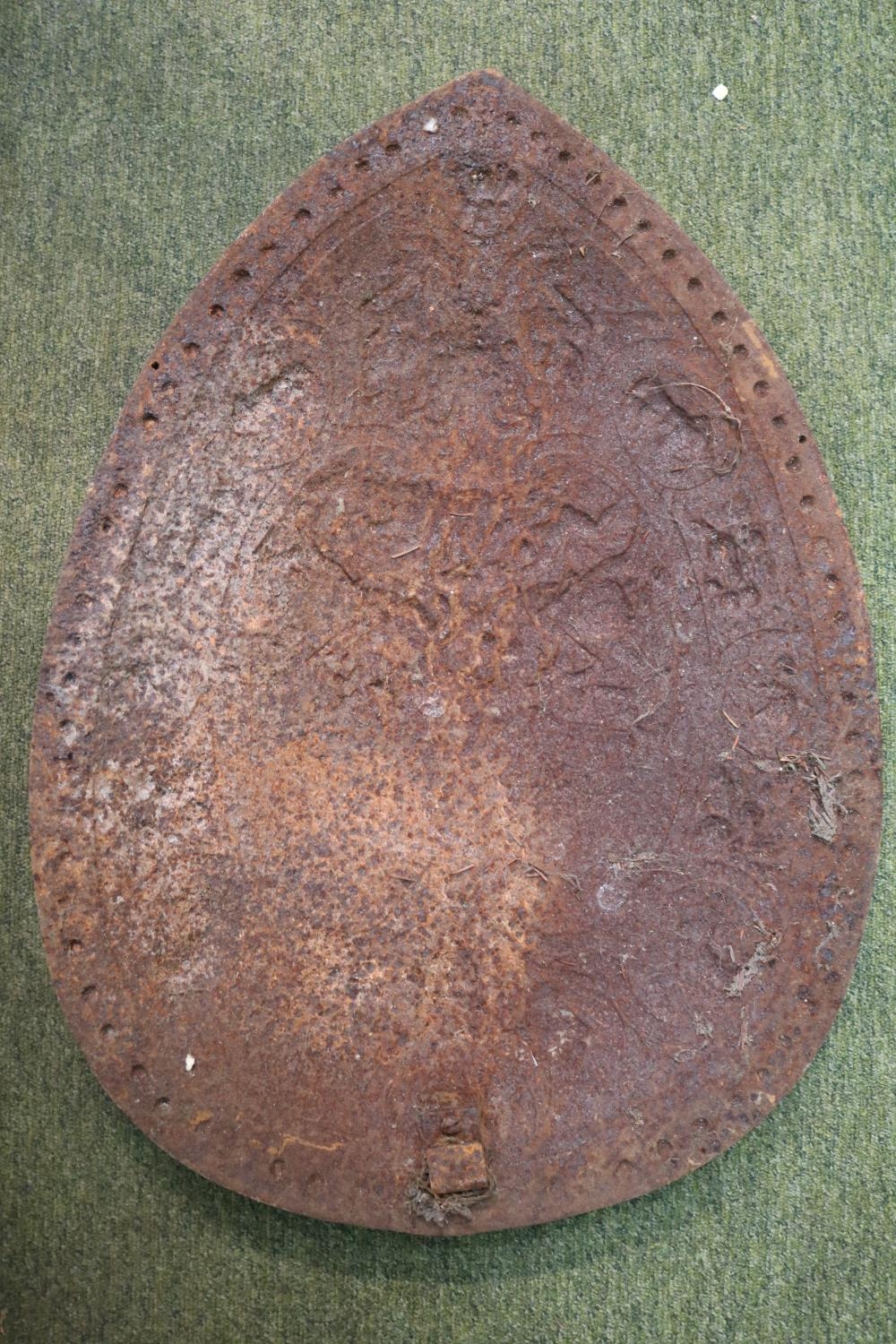 Pair of 19thC Germanic cast Iron shields in the Renaissance manner. The central oval medallion, - Bild 4 aus 5