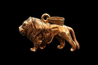 Heavy 9ct Gold Lion Pendant with Rose Cut Ruby eyes and hanging bale. Stamped 375 Hallmark to