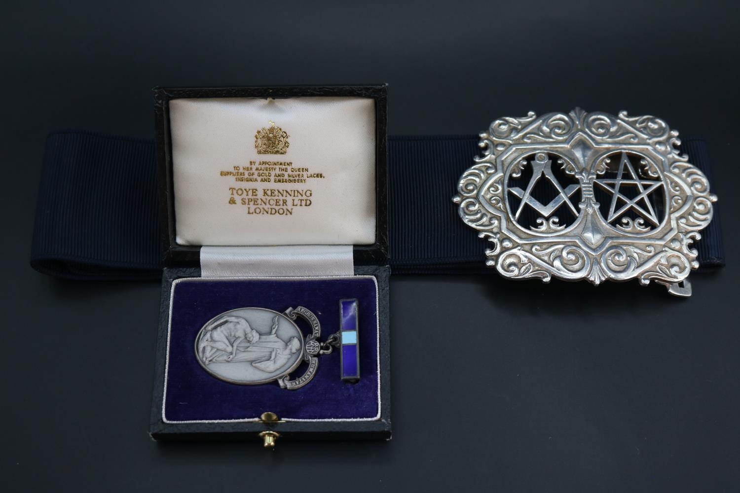 Royal Masonic Hospital nurses belt buckle and nurses silver Jewel Badge with enamelled bar. Both - Bild 2 aus 3