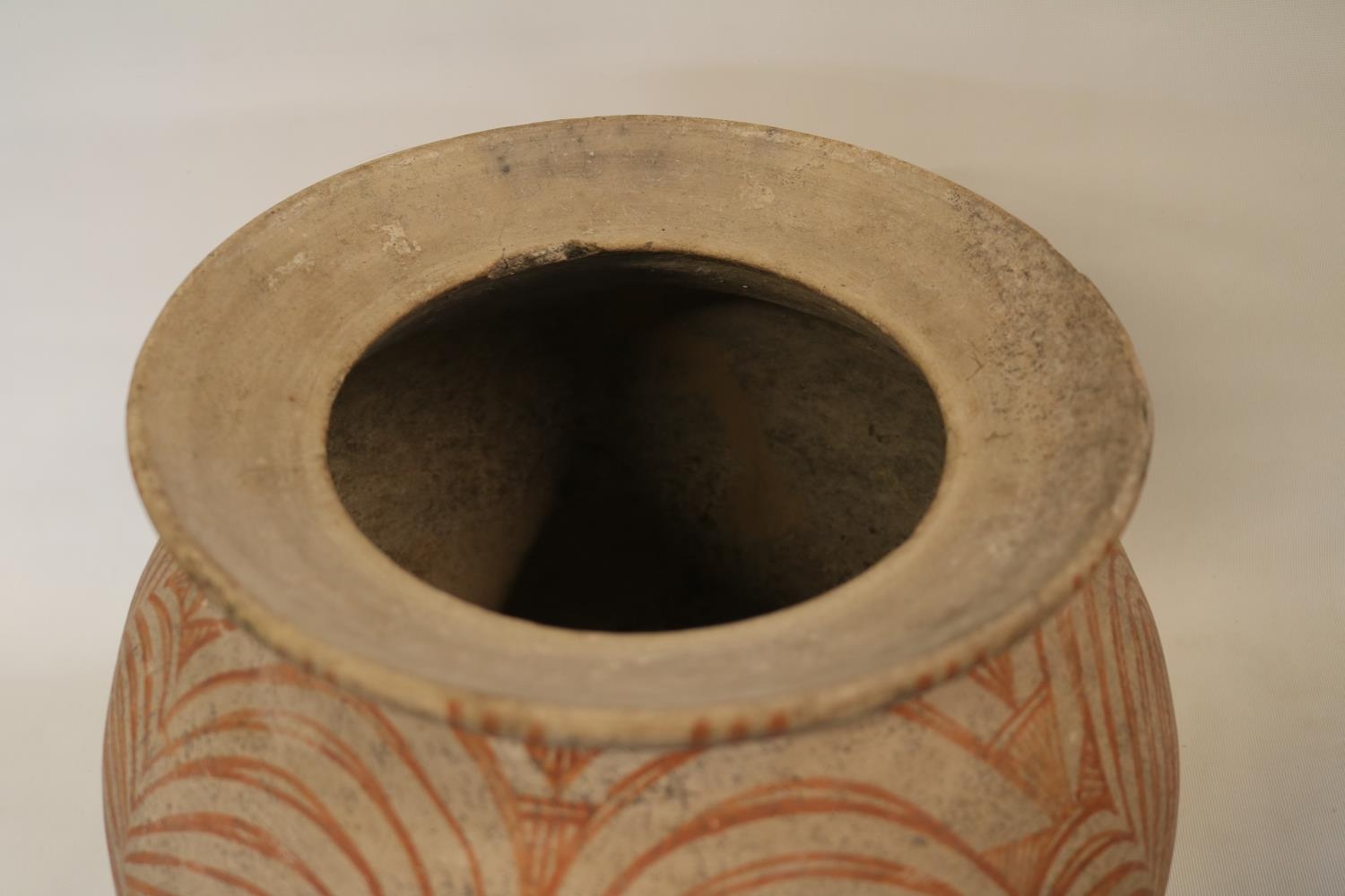 Ban Chiang Thai Ceramic Middle Period 900 - 300 BC. Vase or Bowl of Ovoid form with two tone - Image 4 of 5