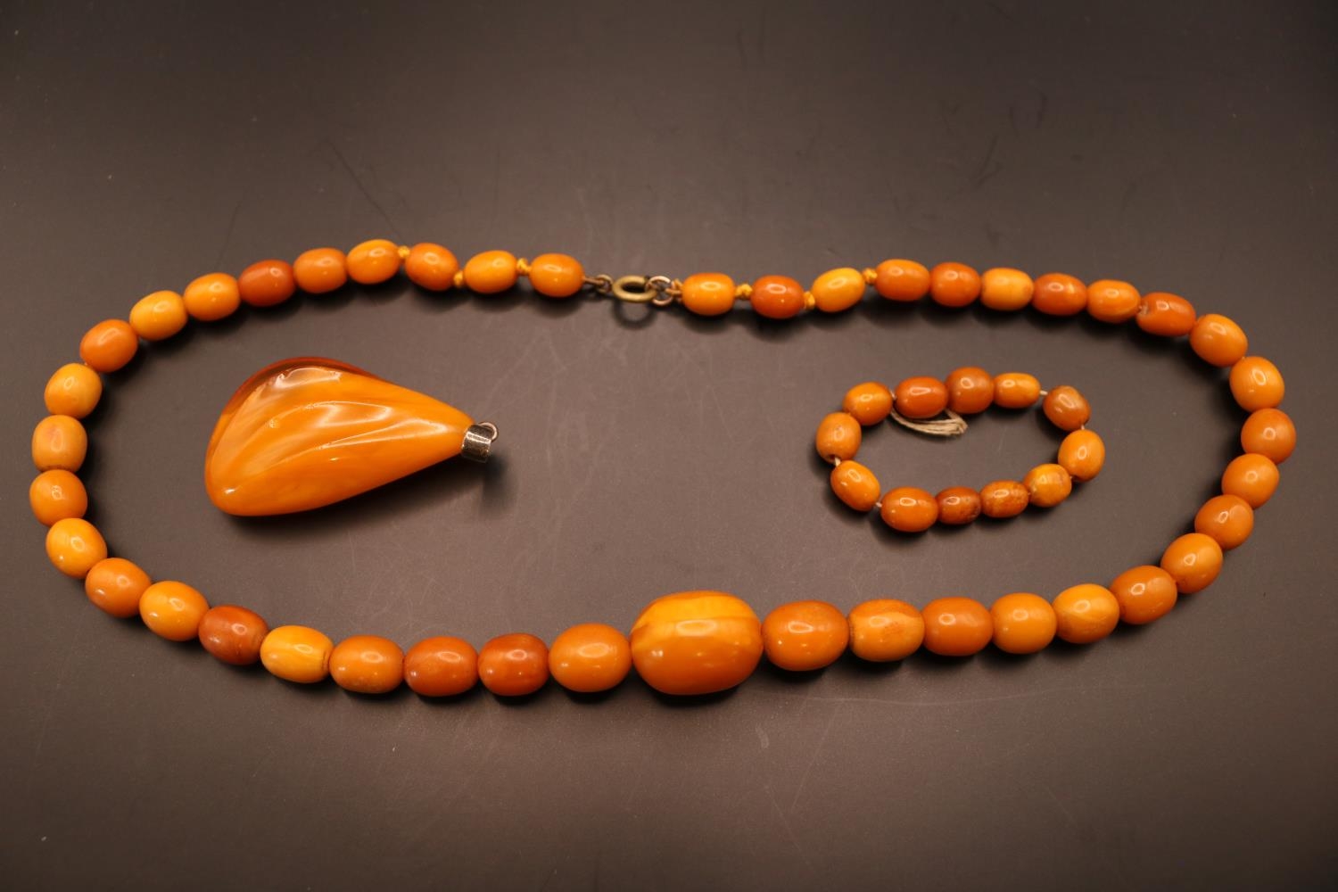 Graduated Butterscotch Amber Necklace of 43 Hand knotted beads 25.6g total weight from 8mm to 16. - Bild 2 aus 6