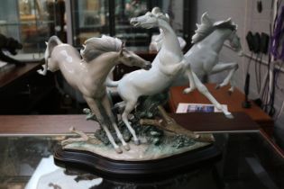 Lladro Born Free No.1420. Sculpted by Salvador Debon. 42cm in Height Boxed