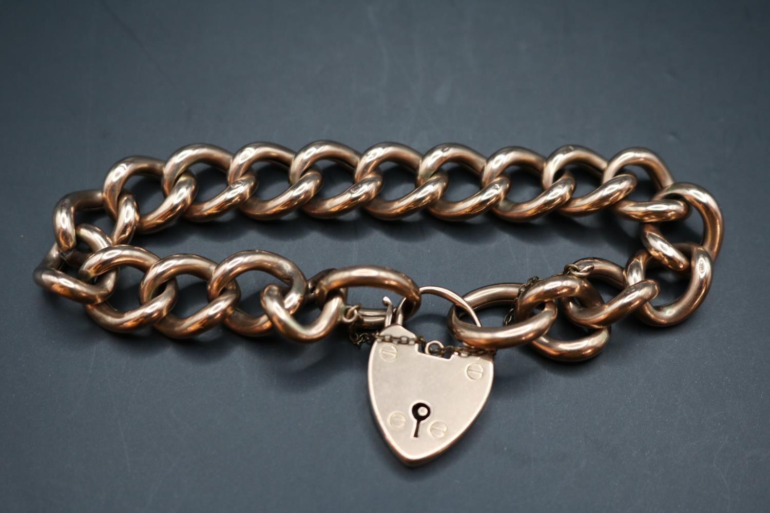 Edwardian 9ct Gold Chain hollow link Bracelet with Padlock and safety chain. 19cm in Length 21.3g - Image 2 of 2