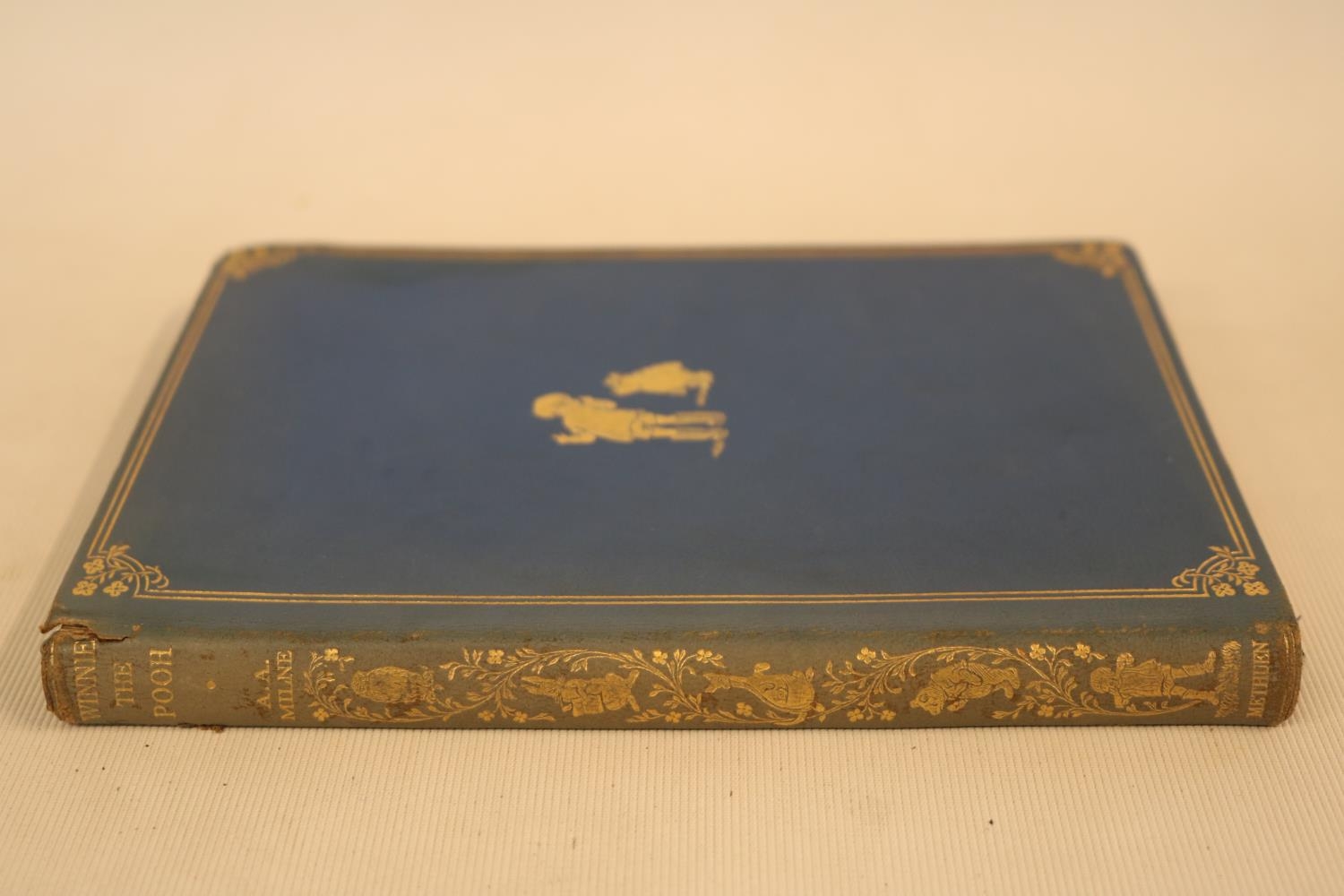 A.A. Milne. Winnie-the-Pooh, first edition, illustrated by E. H. Shepard, London: Methuen, 1926. - Bild 2 aus 5