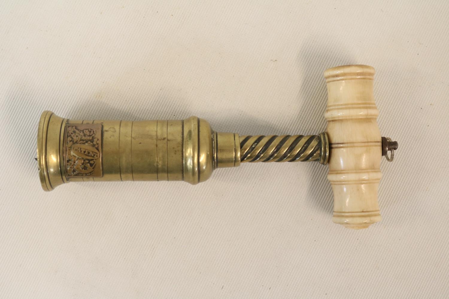 Early 19thC Double Action corkscrew of the type patented by Sir Edward Thomason in 1802. Turned bone - Bild 2 aus 3