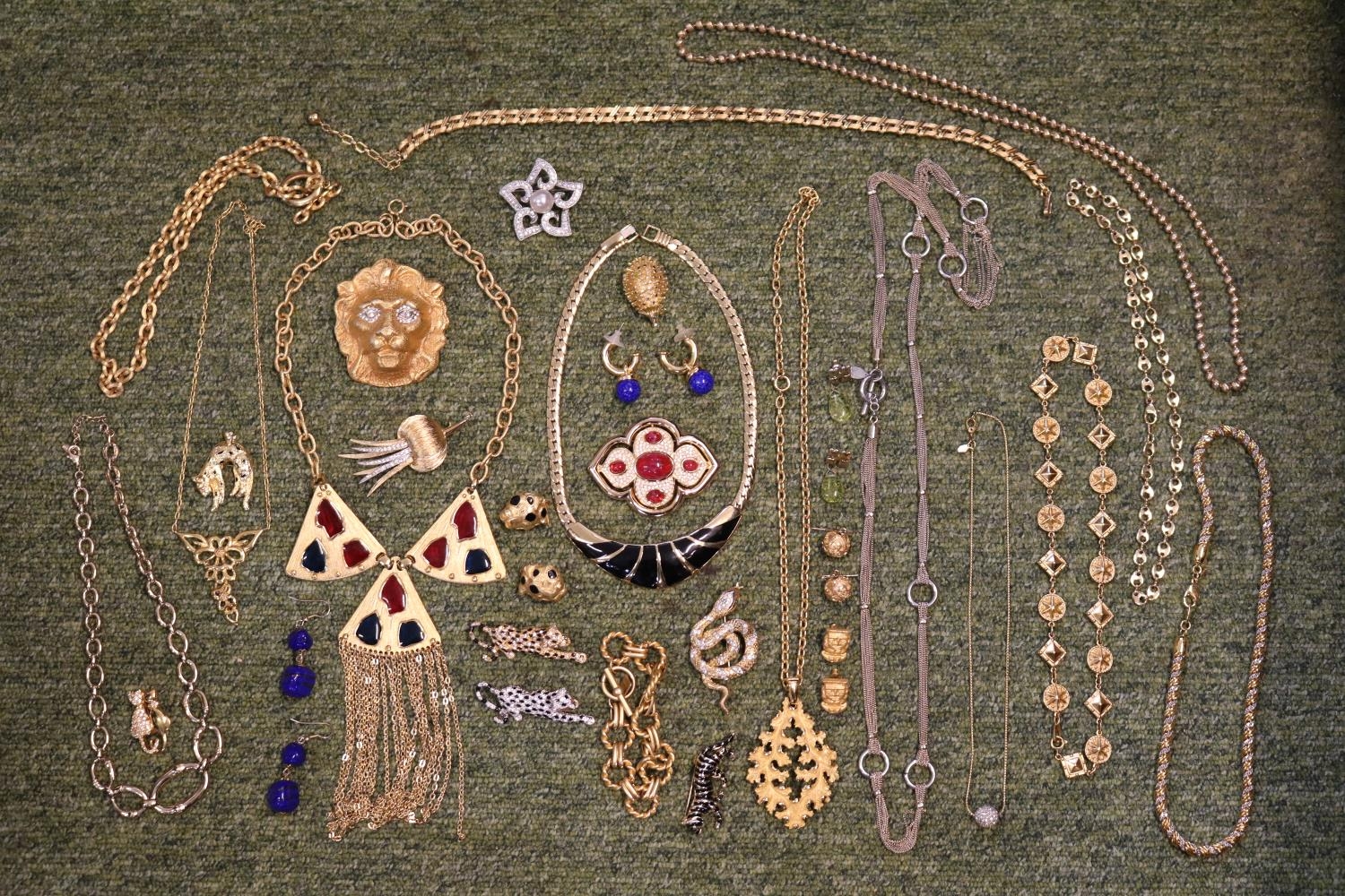Large collection of Designer Gilt Jewellery to include Monet Necklace, Trifari Necklace, Corocraft - Image 2 of 5