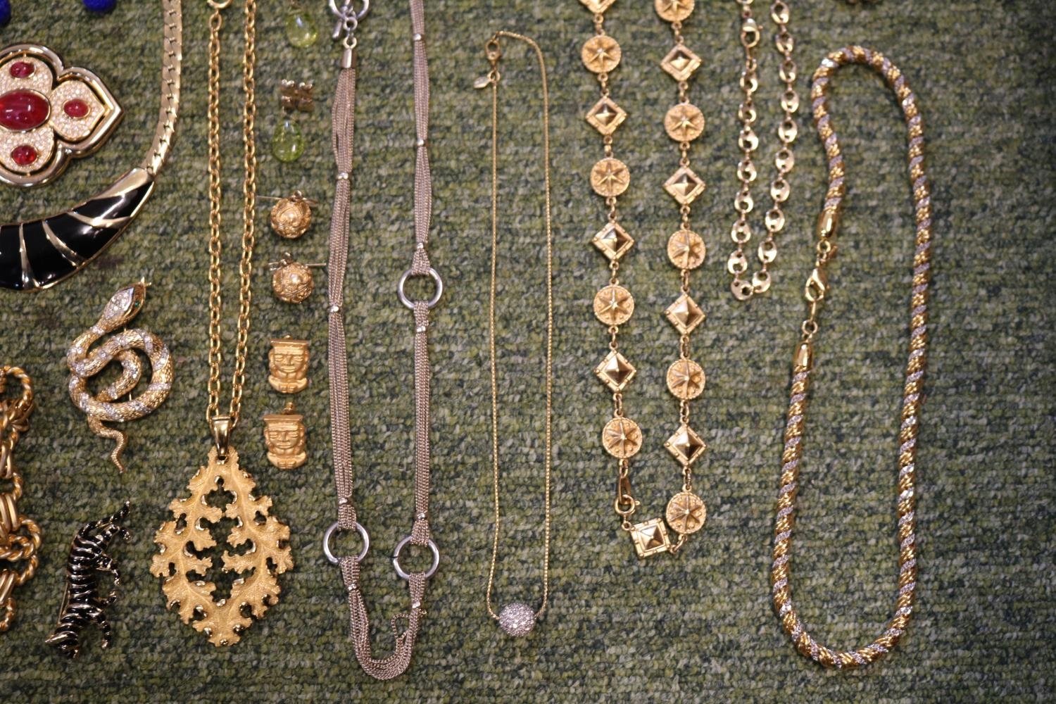 Large collection of Designer Gilt Jewellery to include Monet Necklace, Trifari Necklace, Corocraft - Image 4 of 5
