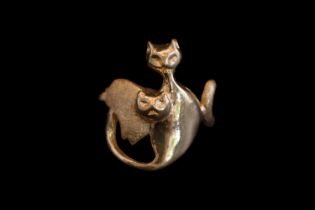 Unique Handmade 24ct Cat design ring depicting 2 Cats Polished and Matt size N. 6.3g total weight