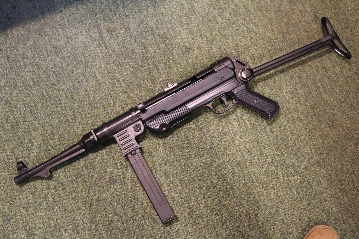 A Denix reproduction metal MP40 Sub Machine Gun with magazine and strap with Y Strap - Bild 2 aus 2