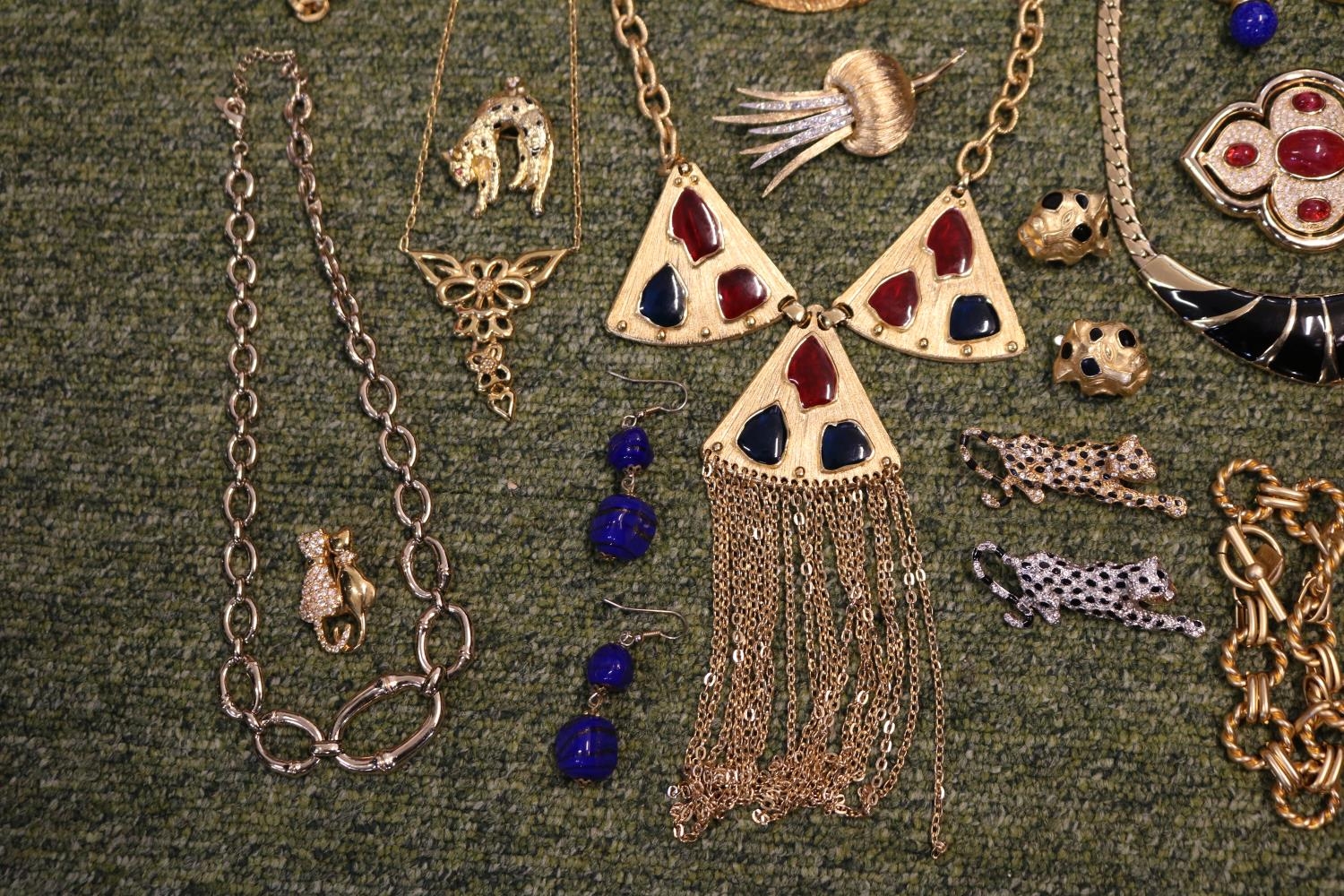 Large collection of Designer Gilt Jewellery to include Monet Necklace, Trifari Necklace, Corocraft - Image 3 of 5