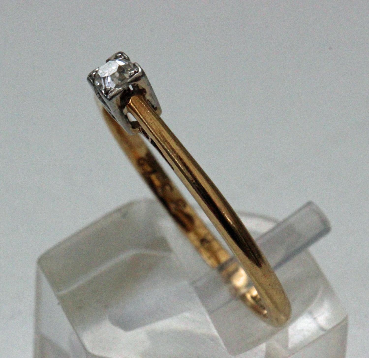 18ct Gold & Platinum Diamond Solitare 0.16ct Ring. 18ct yellow gold & platinum diamond solitare 0. - Image 2 of 4