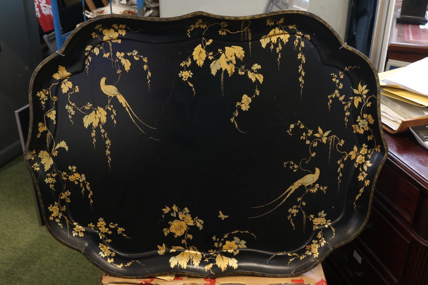 Large 19thC Paper Mache tray with Gilt Vine decoration. With paper label to reverse 'Major Digby - Bild 2 aus 6