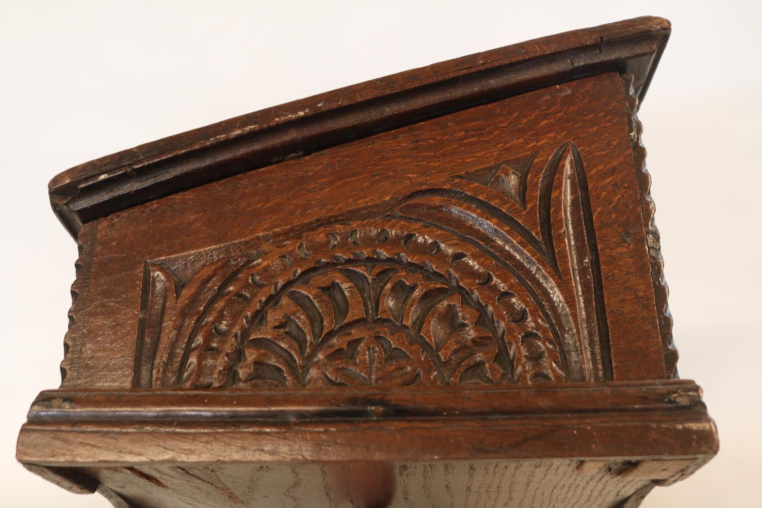 A Georgian oak bible box, early 18th century, the sloped hinged lid above floral guilloche carved - Bild 4 aus 5