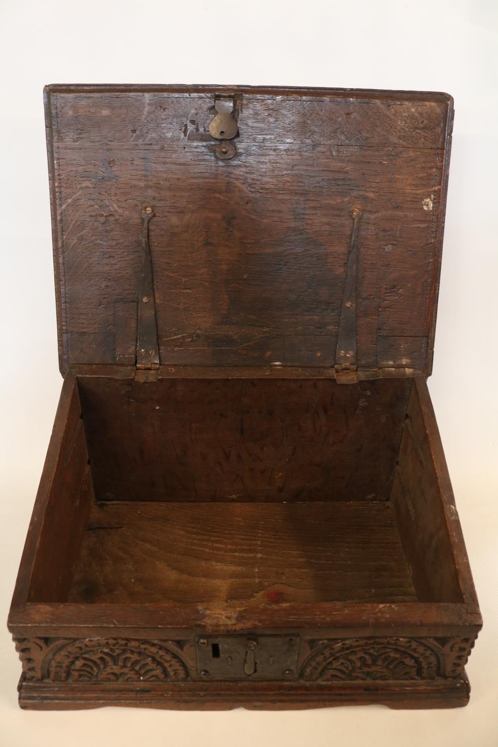 A Georgian oak bible box, early 18th century, the sloped hinged lid above floral guilloche carved - Bild 3 aus 5