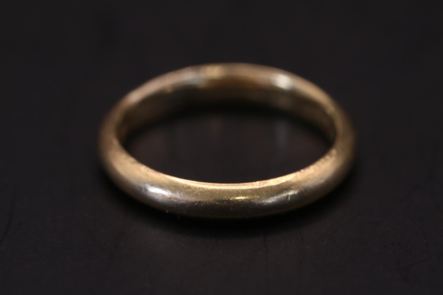 18ct Gold Tiffany & Co Court Shaped wedding band with inscription to interior. Size M, 4.4g total - Image 2 of 3