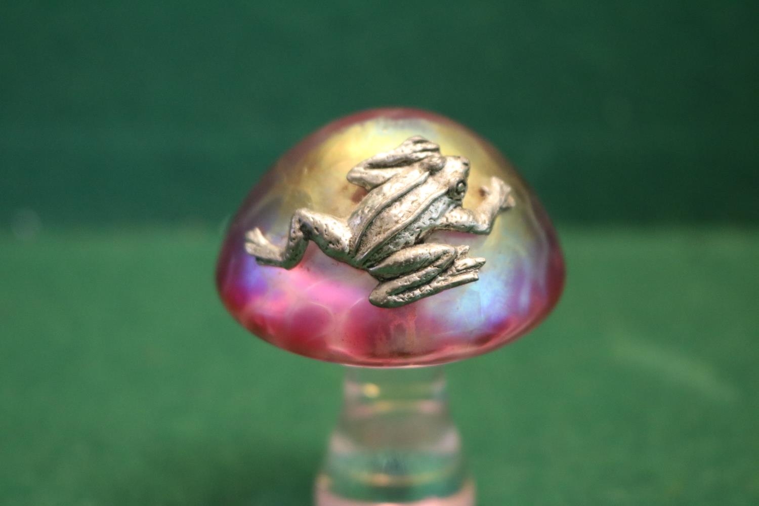 John Ditchfield for Glasform: 2 silver frog on iridescent lily pad glass paperweight, diameter 11cm, - Image 7 of 7