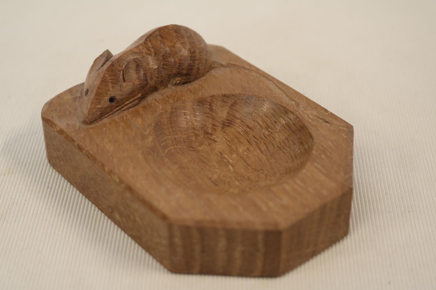 Mouseman - Oak ashtray, rectangular form with rounded and canted corners, by the workshop of - Bild 2 aus 2