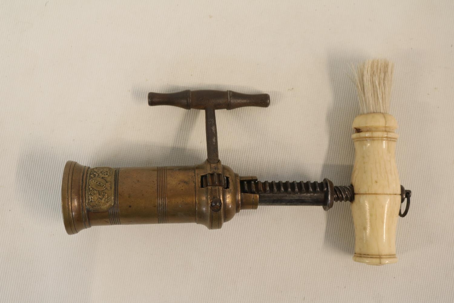 19thC English London Rack Corkscrew with turned bone handle with brush and hanging ring. Brass - Bild 2 aus 3