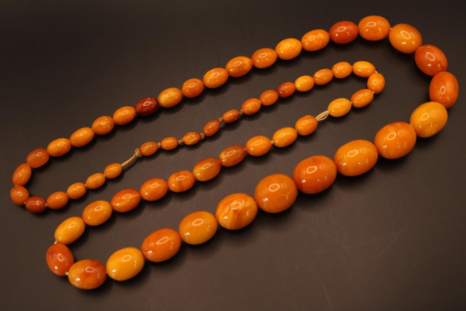 Graduated Amber bead necklace, comprising sixty-one oval butterscotch and honey coloured amber - Image 2 of 5