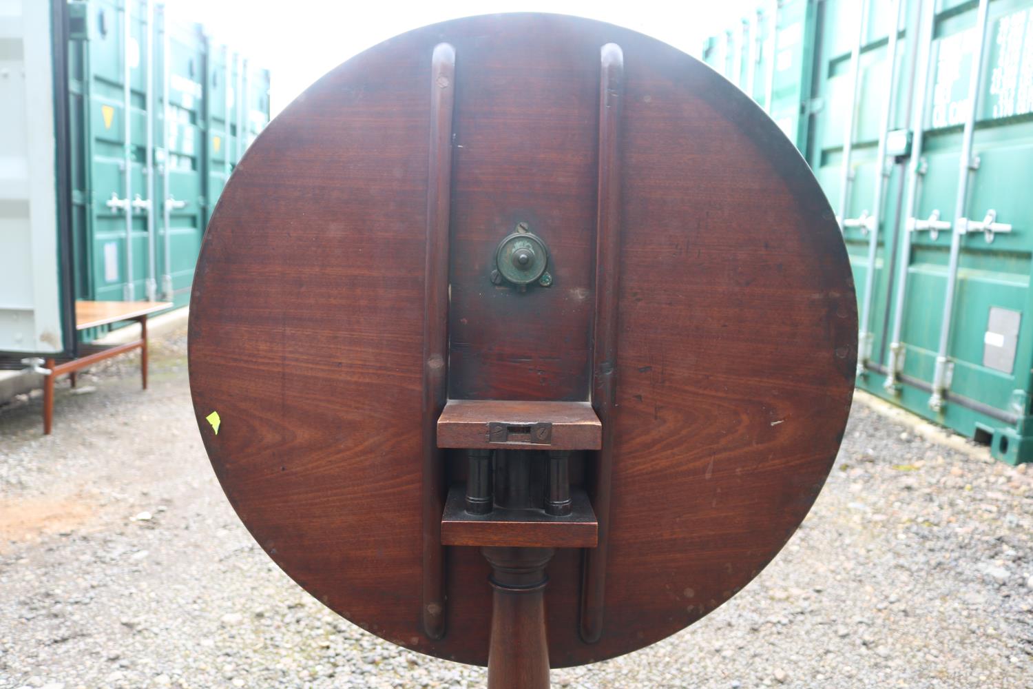 Georgian Mahogany tilt top table with Birdcage pillar support over simple flared stem and tripod - Image 4 of 4