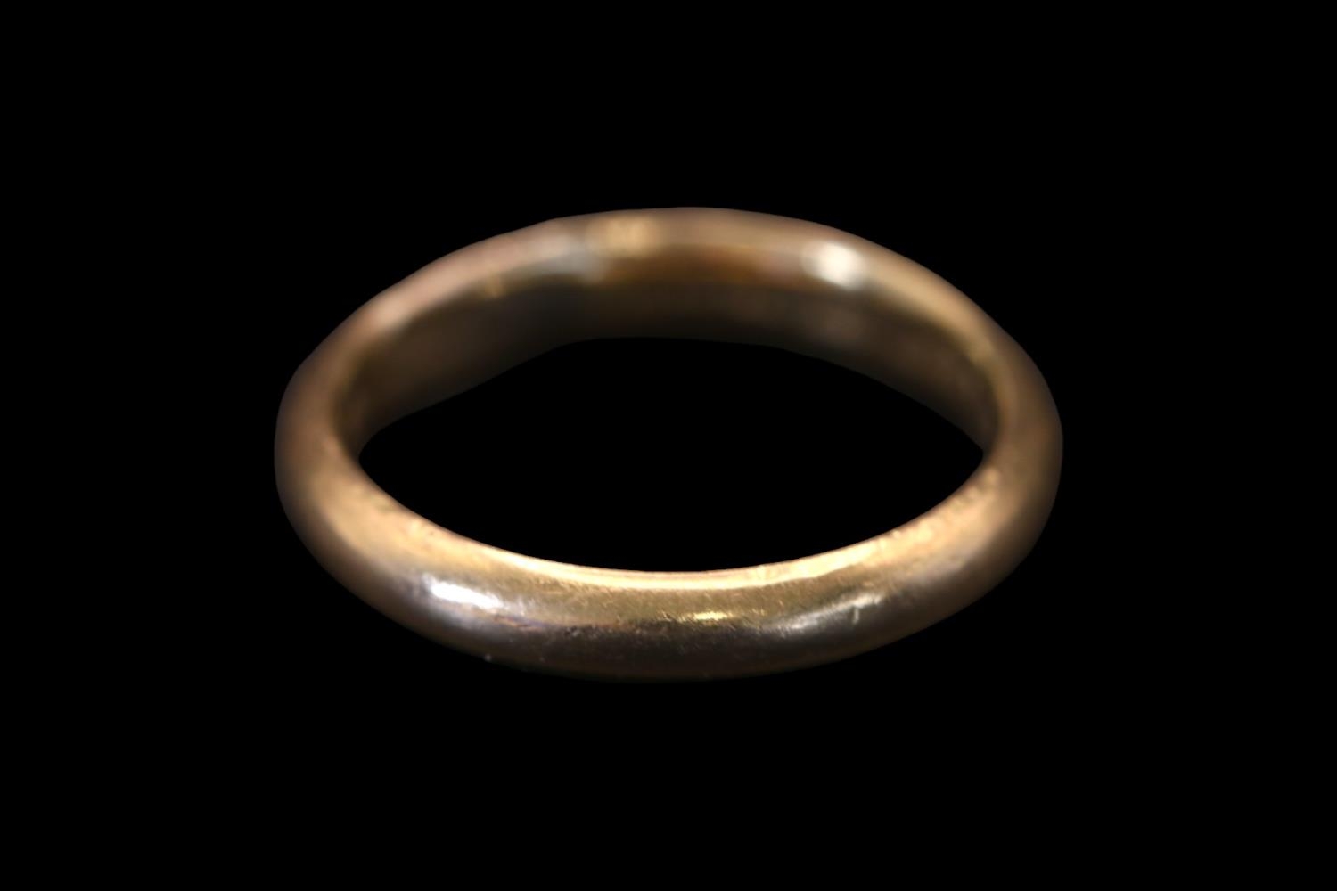 18ct Gold Tiffany & Co Court Shaped wedding band with inscription to interior. Size M, 4.4g total