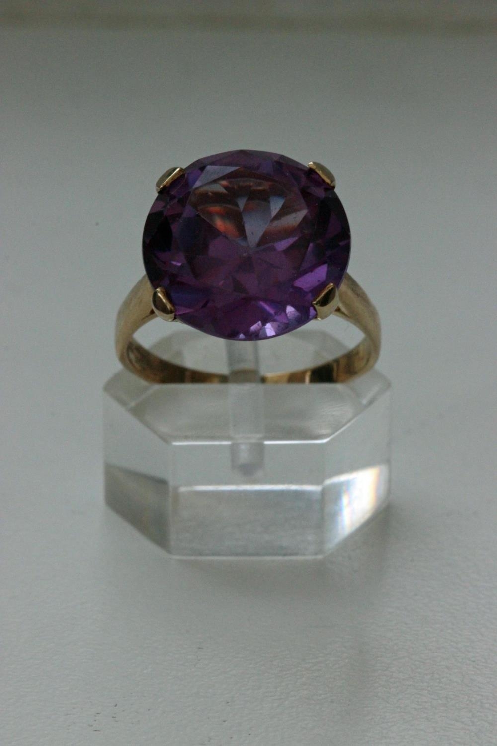9ct Gold & Alexandrite Ring. Often described by gem aficionados as “emerald by day, ruby by