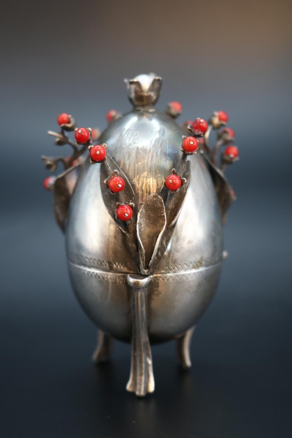 RARE c19th Russian Silver Egg Dated 1878 with branches of red berries & inset with a pearl to the - Bild 2 aus 5