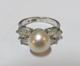 A pearl ring with diamond leaf shoulders marked 585, size K/L 4.4g