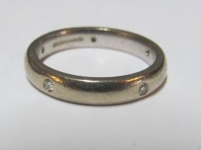 A diamond band marked 750, size S 7.7g