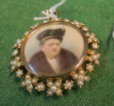 A photo locket with pearl surround