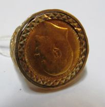 A Sovereign 1909 mounted as a ring in 9ct gold, 15.4g