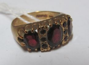A 9ct gent's ring set red stones, size O 5.3g