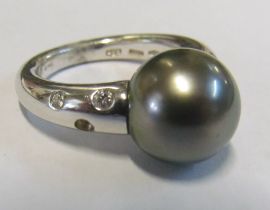 An 18k South Sea pearl and diamond ring, size M 9.2g