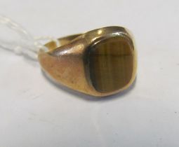 A 9ct gold signet ring set tiger's eye 2.7g size M/N