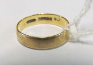 A 9ct gold band 2.1g size
