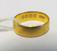 A 22ct gold band 3.5g size H/I