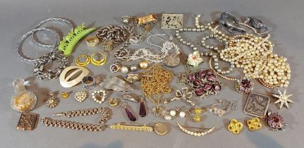 A collection of jewellery to include brooches, necklaces and earrings