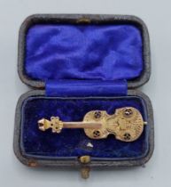 A 9ct gold brooch in the form of a violin, 2.2gms