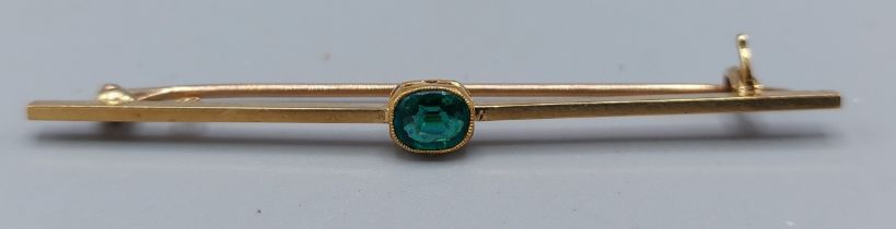 An 18ct gold bar brooch set solitaire Emerald, 2.6gms
