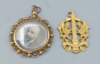 A 9ct gold pendant in the form of a crest dated 1911, 6.3gms together with a 9ct gold double