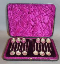 A set of twelve London silver Apostle spoons with matching tongs in fitted lined case