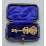 A 9ct gold brooch in the form of a violin, 2.2gms