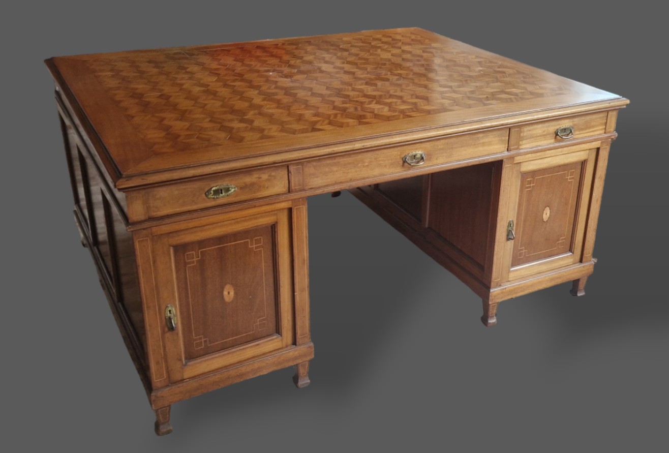 An Edwardian mahogany and inlaid twin pedestal partners desk, the cube pattern inlaid and moulded - Bild 2 aus 2
